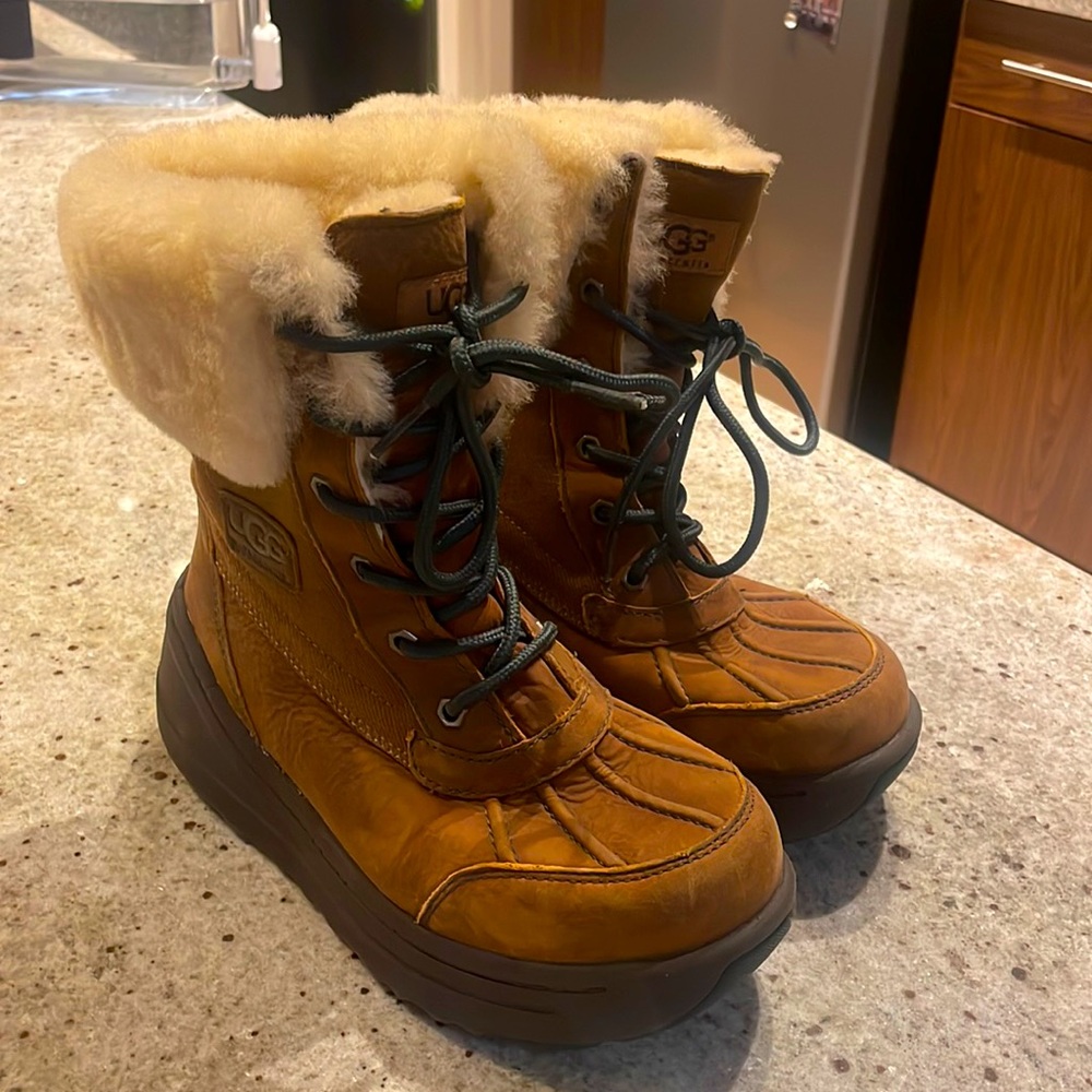 Excellent Condition Fully Waterproof Ugg Fur Line… - image 1